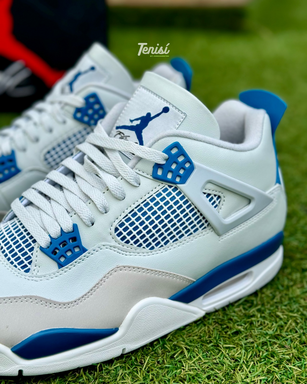 Zapatillas Nike Air Jordan 4 Military Blue edición retro color blanco y azul.
