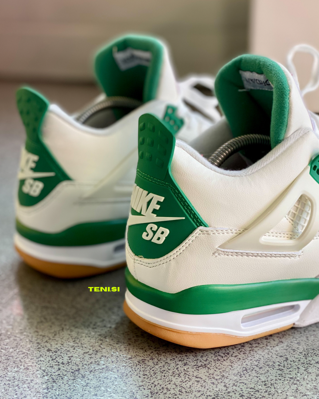 Parte trasera con logo Nike SB en Air Jordan 4 Pine Green