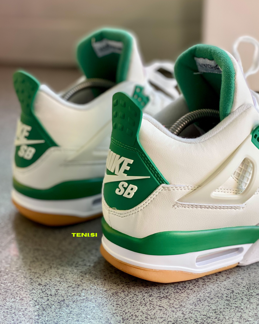 Parte trasera con logo Nike SB en Air Jordan 4 Pine Green