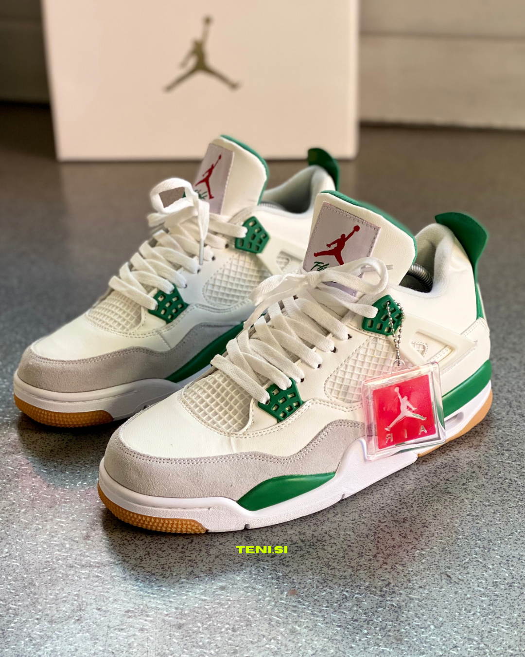 Air Jordan 4 SB Pine Green vista frontal Nike SB x Jordan