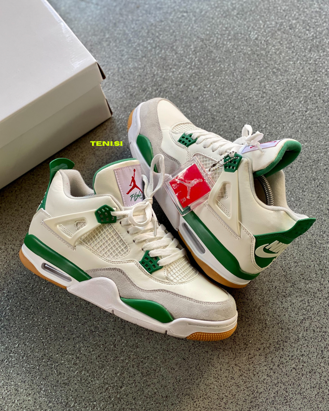 Vista lateral Air Jordan 4 SB Pine Green originales