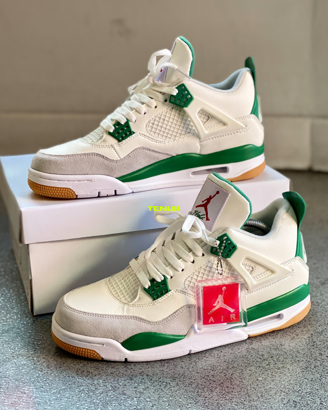Modelo luciendo los Air Jordan 4 SB Pine Green en outfit urbano