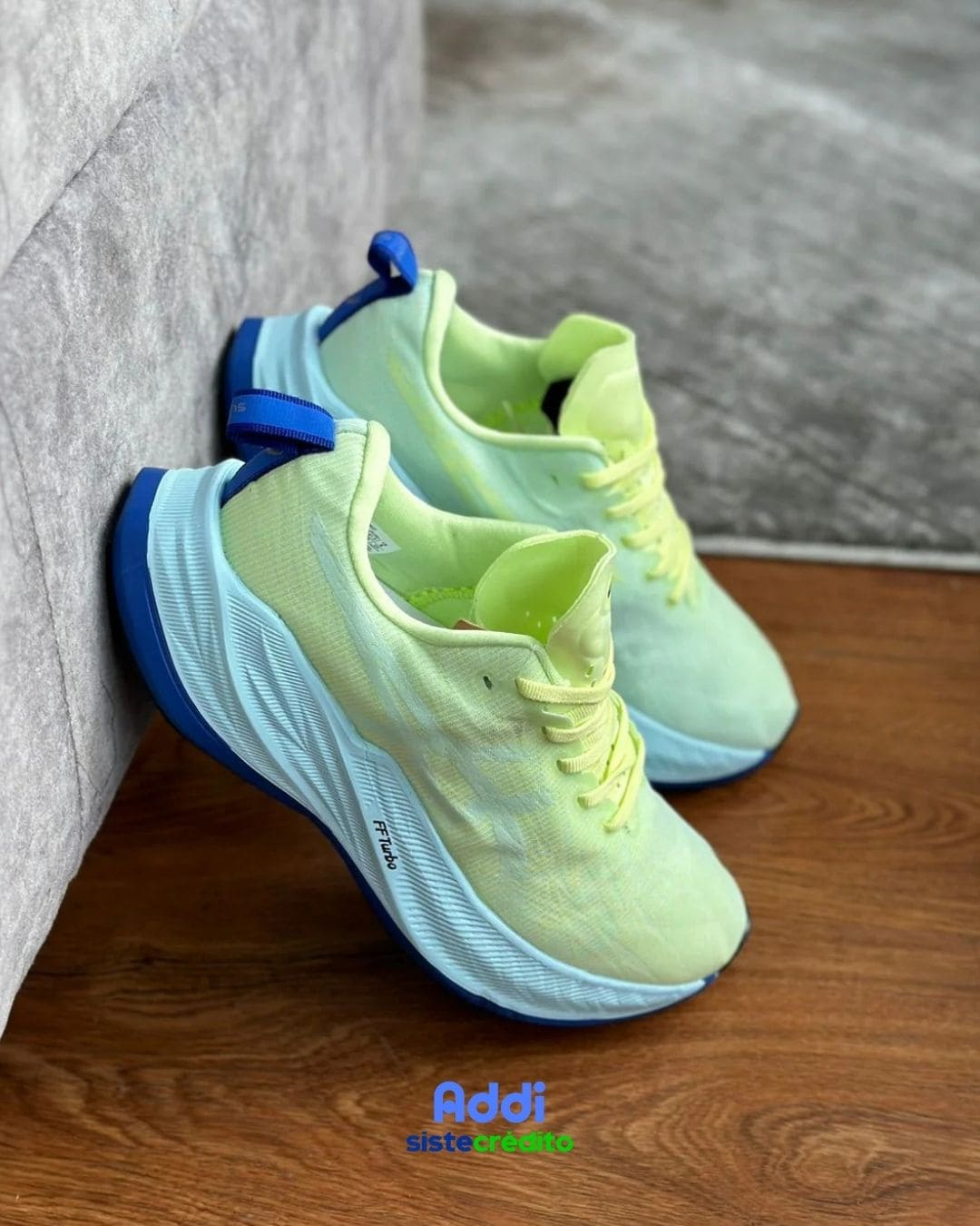 Asics Superblast Green – Blue vista lateral, con diseño moderno y opción de pago contra entrega o crédito.