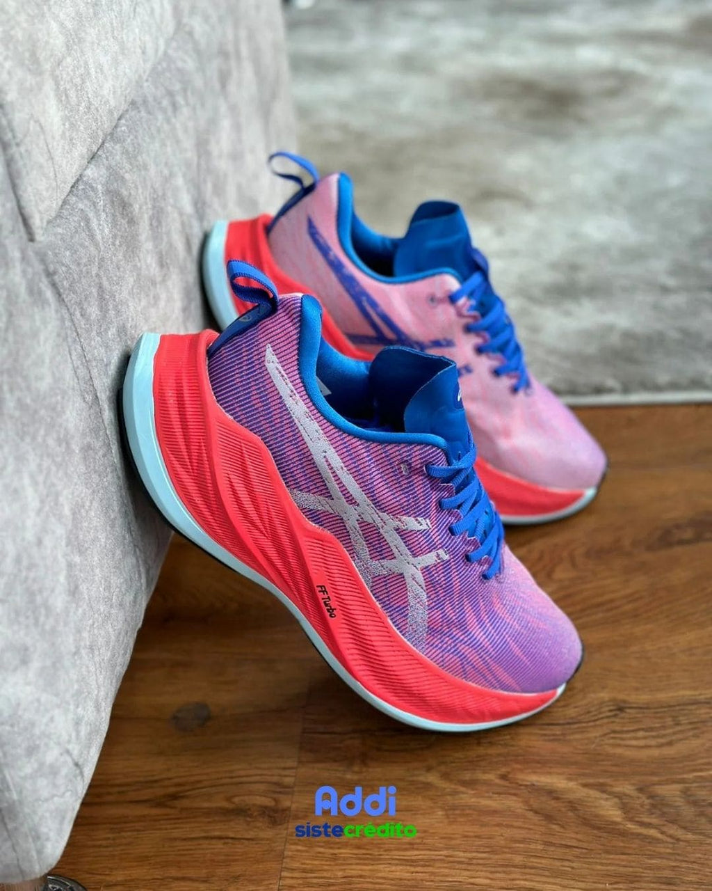 Asics Superblast Pink vista lateral, con diseño moderno y opción de pago contra entrega o crédito.

