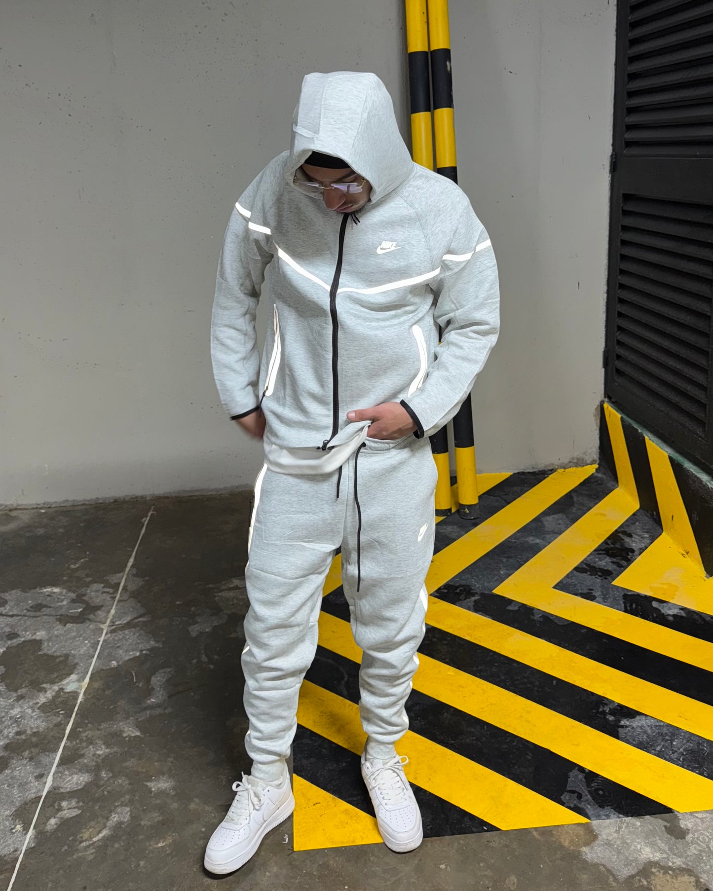 Vista frontal del conjunto Nike Tech Grey
