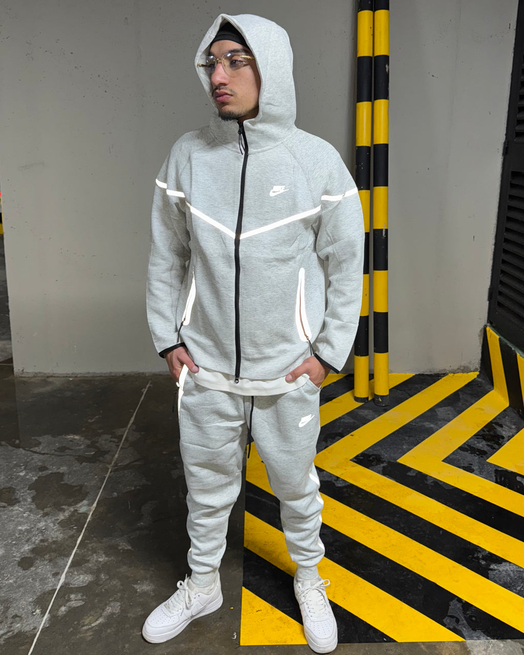 Vista frontal del conjunto Nike Tech Grey

