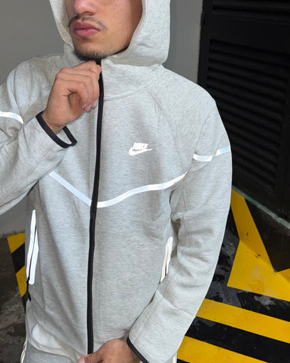 Detalle de la tela fleece del Nike Tech Grey
