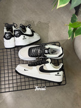 Nike Air Force 1 x Undefeated Black White vista 3
