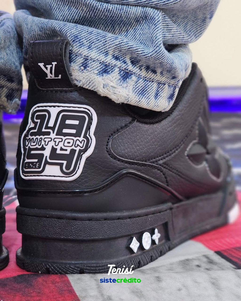 LV Skate Triple Black vista frontal con envío rápido
