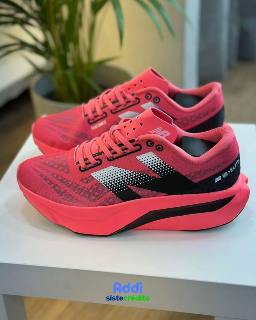 Tenis New Balance FuelCell Rebel V4 Pink vista lateral