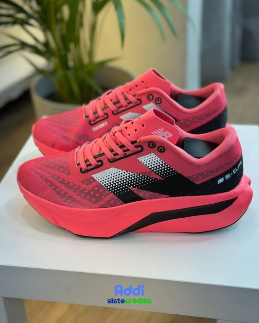 Tenis New Balance FuelCell Rebel V4 Pink vista lateral