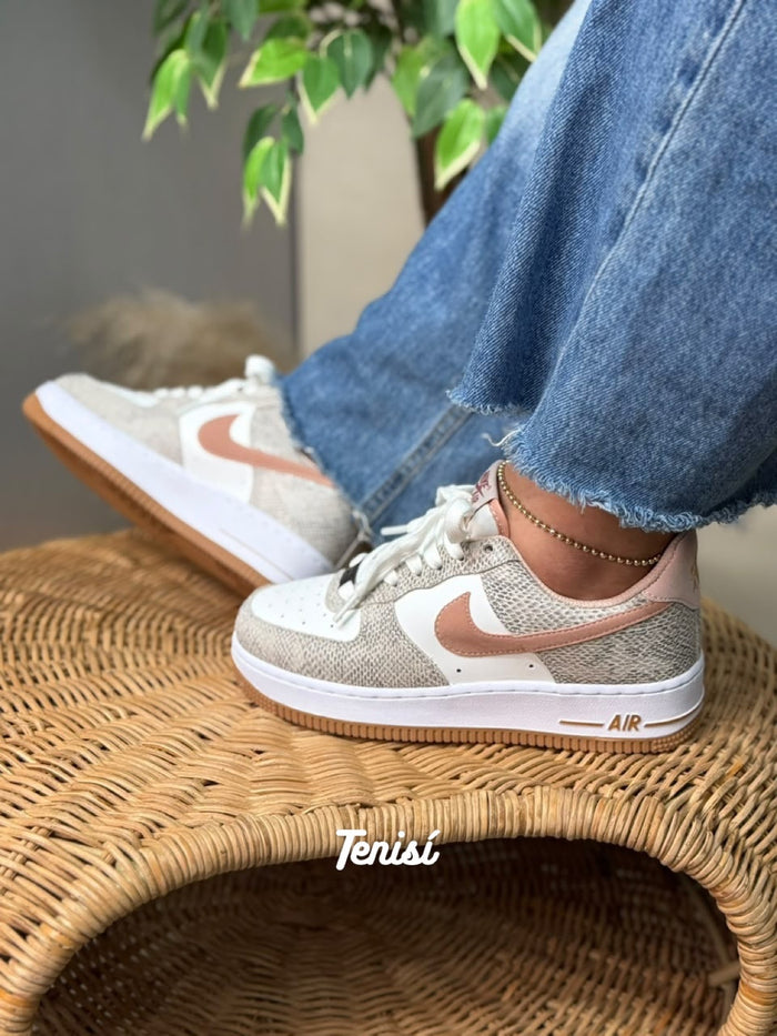 Nike Air Force 1 Low “Serpiente / Rosa” look 1