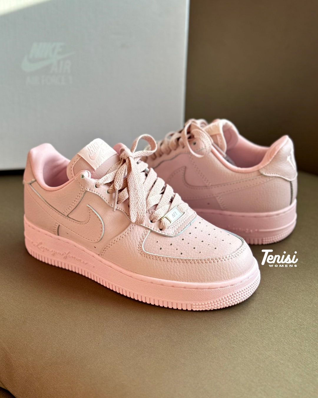 Nike Air Force 1 Nocta Pink Drake originales, edición limitada con diseño rosa pastel.
