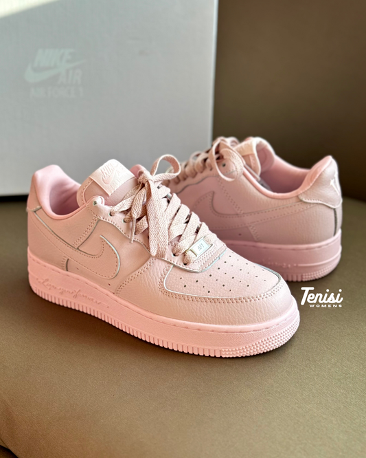 Nike Air Force 1 Nocta Pink Drake originales, edición limitada con diseño rosa pastel.
