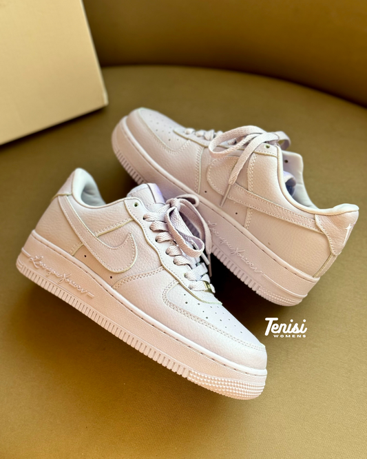 Nike Air Force 1 x Nocta Purple Drake originales, edición especial con diseño morado.
