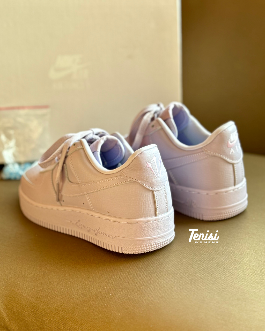 Air Force 1 Nocta Purple Drake puestos, outfit urbano y elegante.
