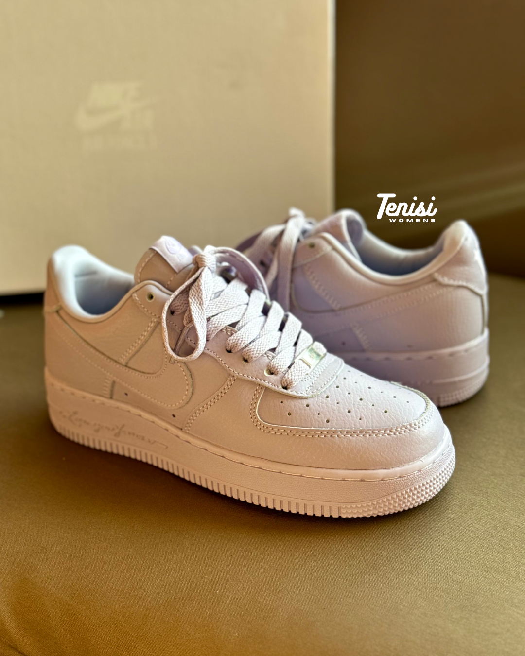Zapatillas Nike Air Force 1 Nocta Purple edición limitada con detalles exclusivos.
