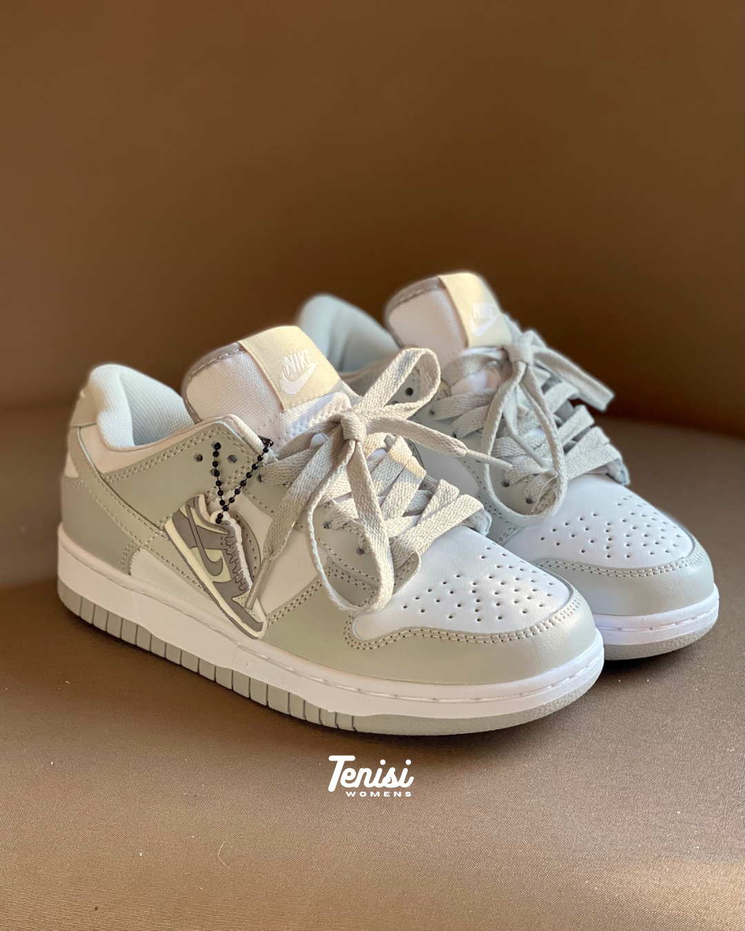 Nike Dunk Low Grey vista lateral gris y blanca
