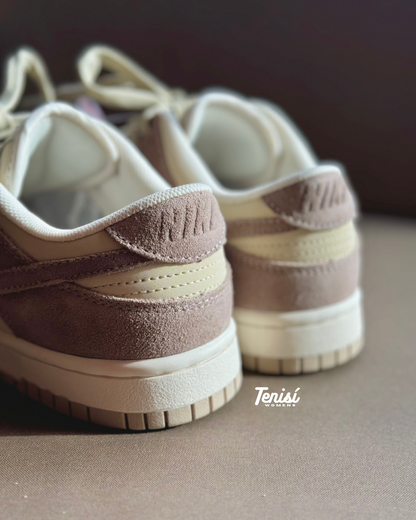 Detalle del logo y textura Nike Dunk Low Premium Sand Drift

