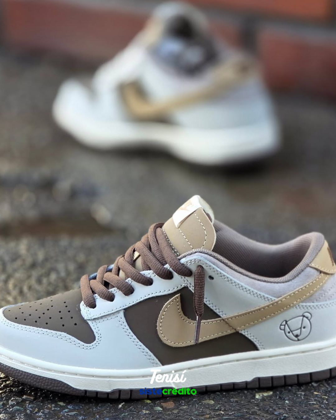 "Detalle del diseño peludo de las Nike Dunk Osito"