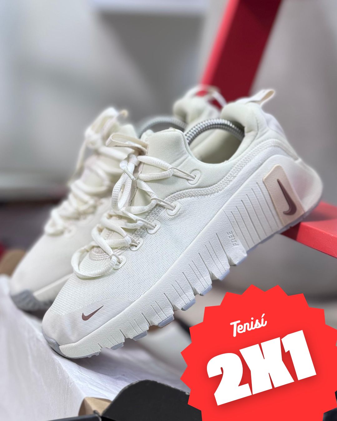 Vista lateral de los Nike Free Metcon 6 color negro y gris
