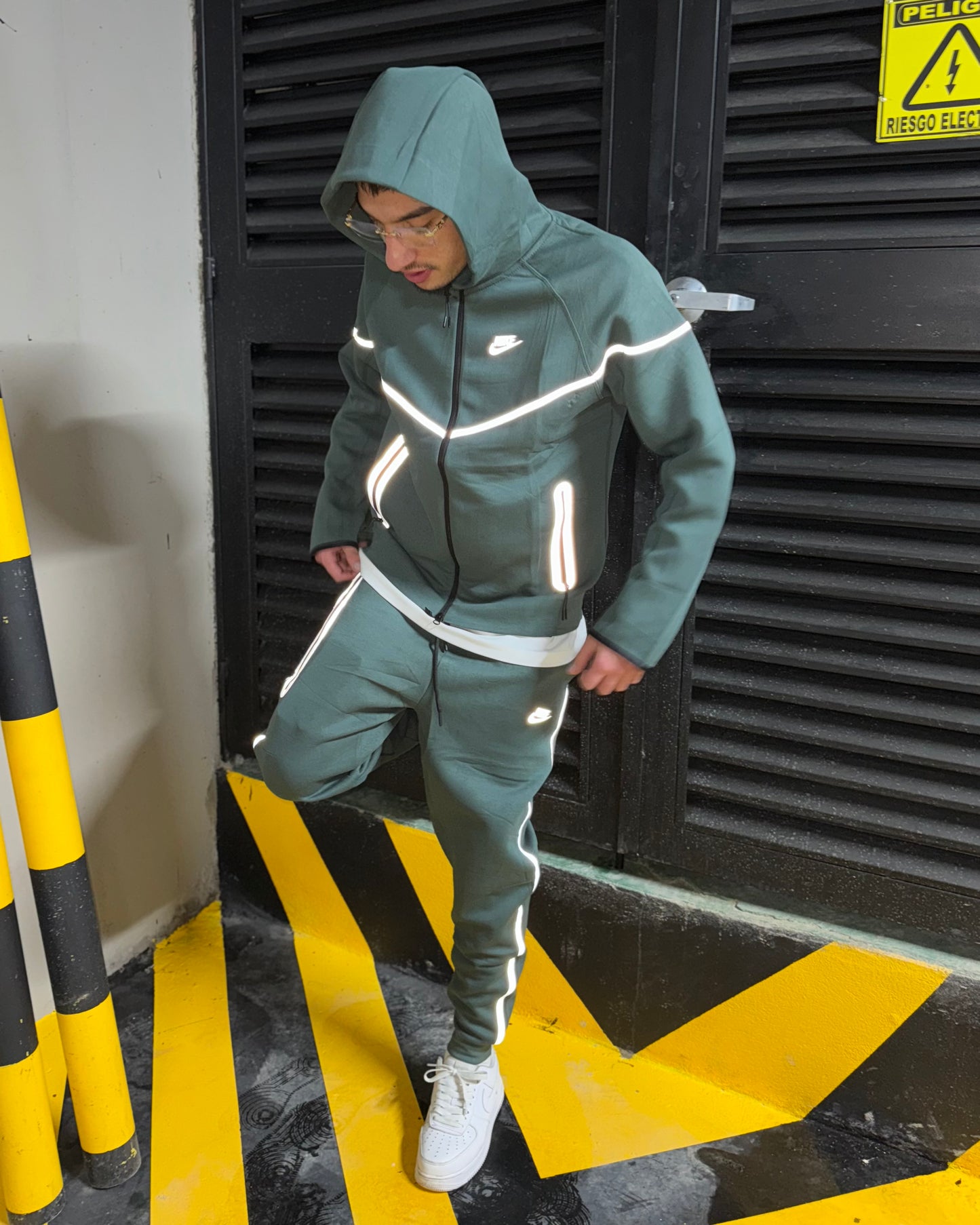 Conjunto Nike Tech Green color verde militar