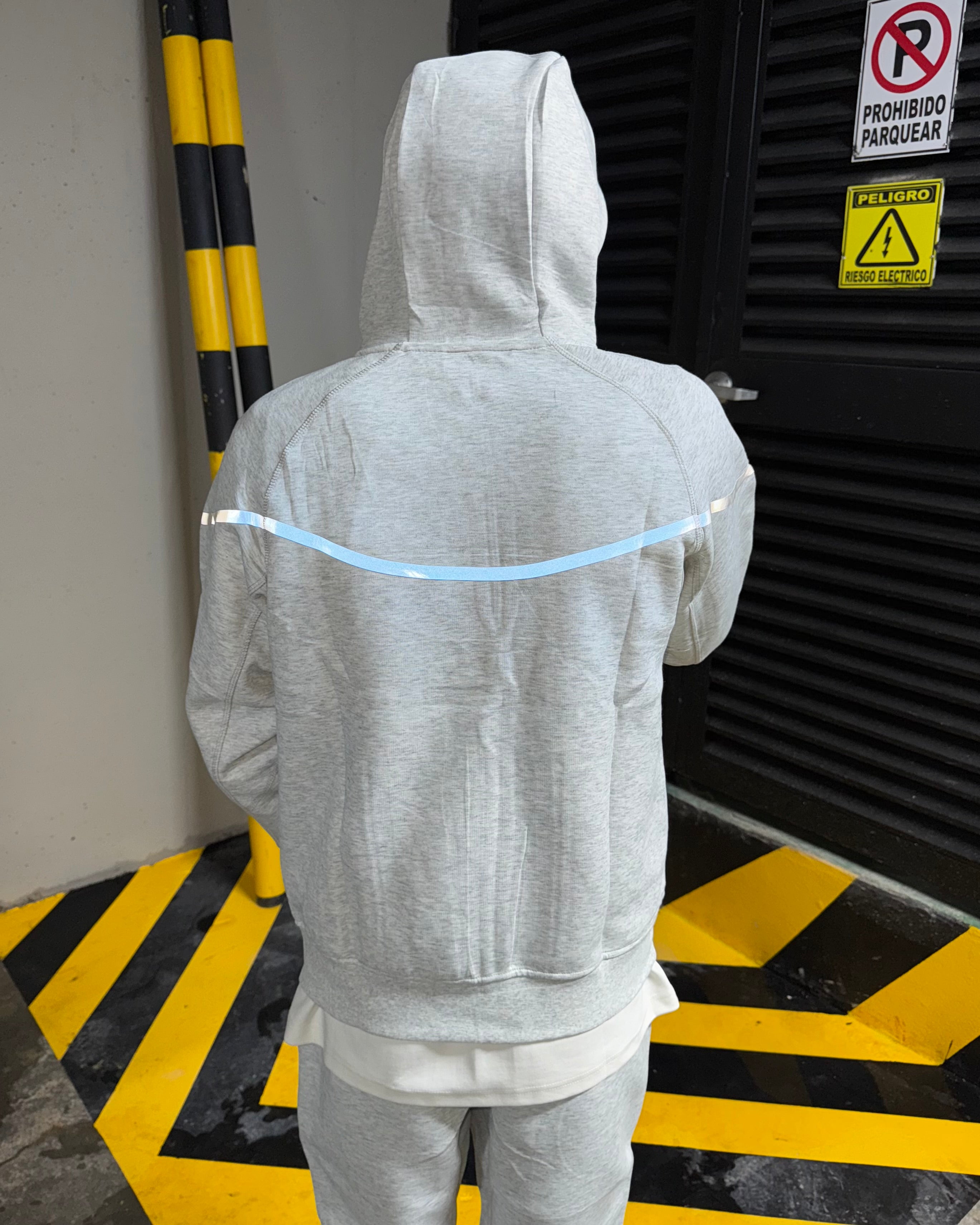 Conjunto Nike Tech Grey para hombre
