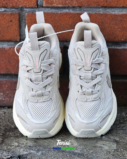 Nike V5K con malla transpirable y diseño moderno