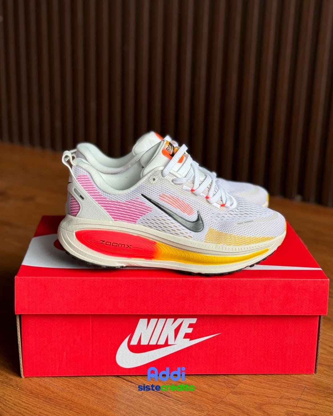 Nike Vomero 18 White/Orange vista lateral – pago contra entrega