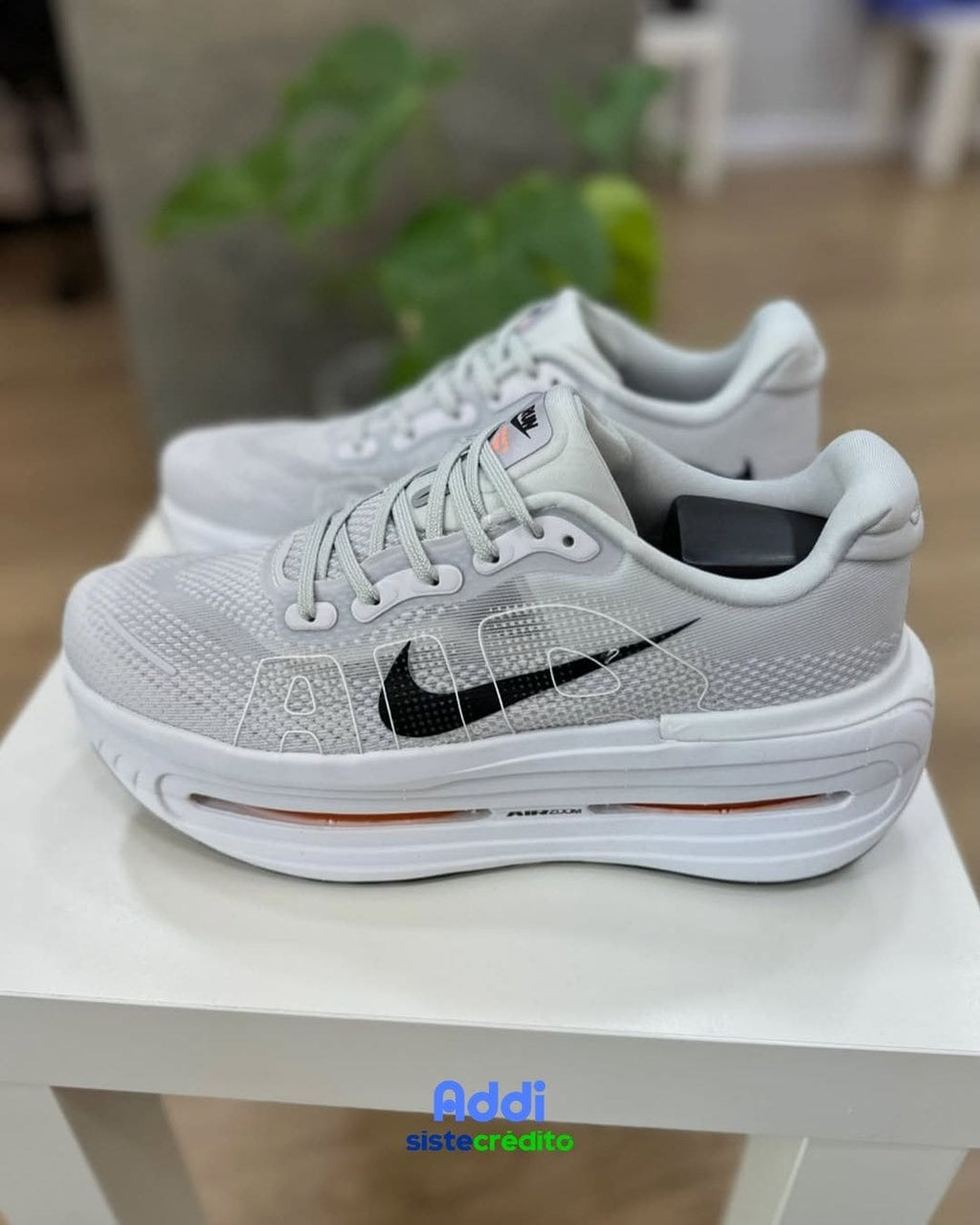 Vista frontal de los Nike Zoom Vomero Premium Grey mostrando puntera y cordones