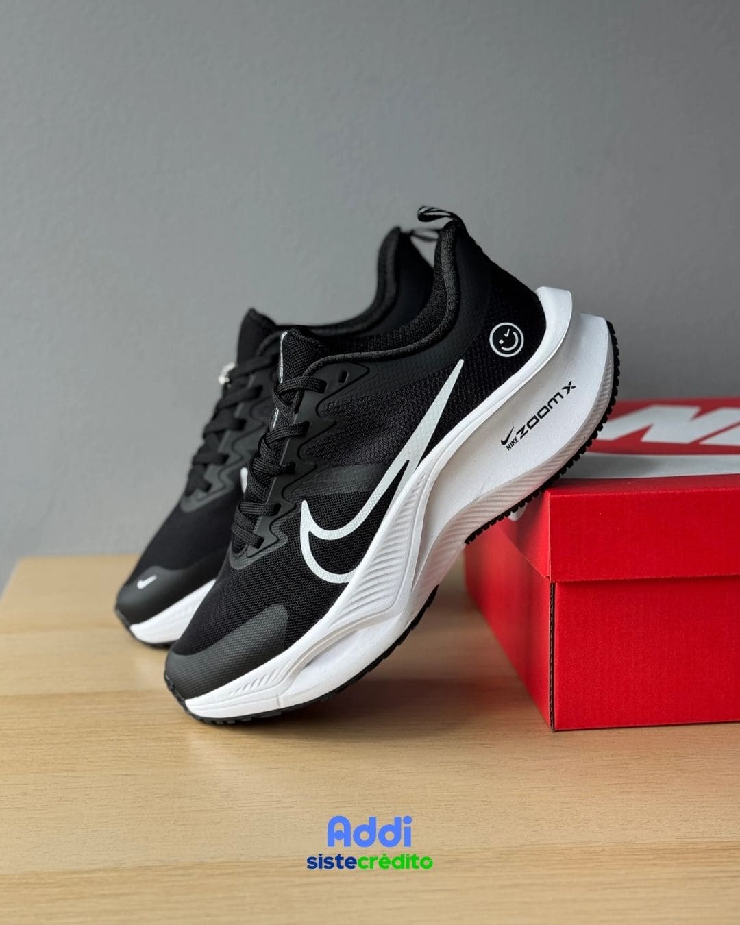 Nike ZoomX Blanco/Negro usadas en entrenamiento, con pago contra entrega y financiamiento disponible.