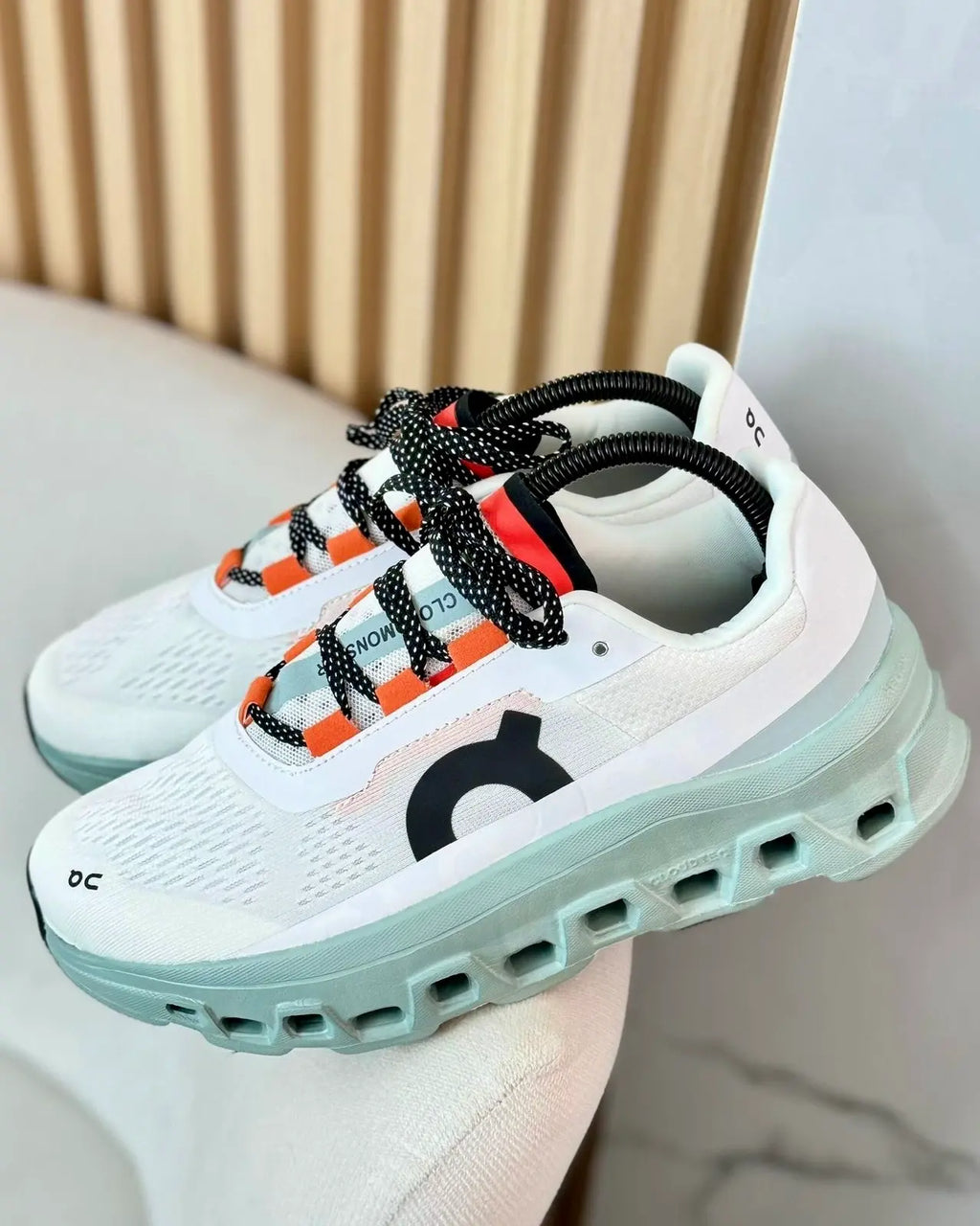 On Cloudswift Running Monster A White Orange detalle de suela