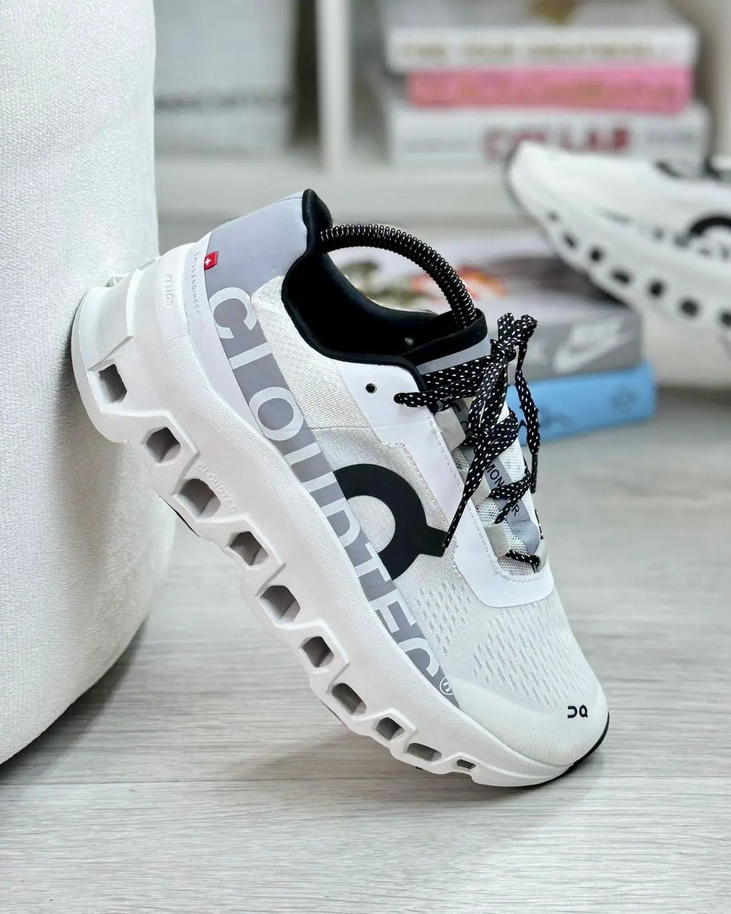 On Cloudswift Running Monster A Pure White vista frontal