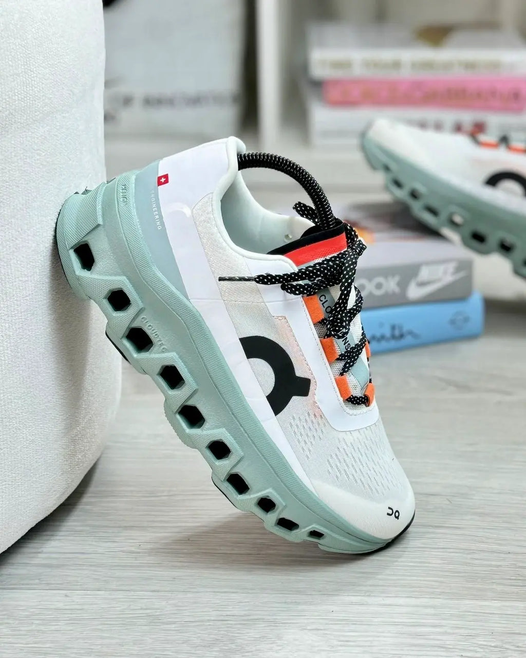 On Cloudswift Running Monster A Pure White vista frontal