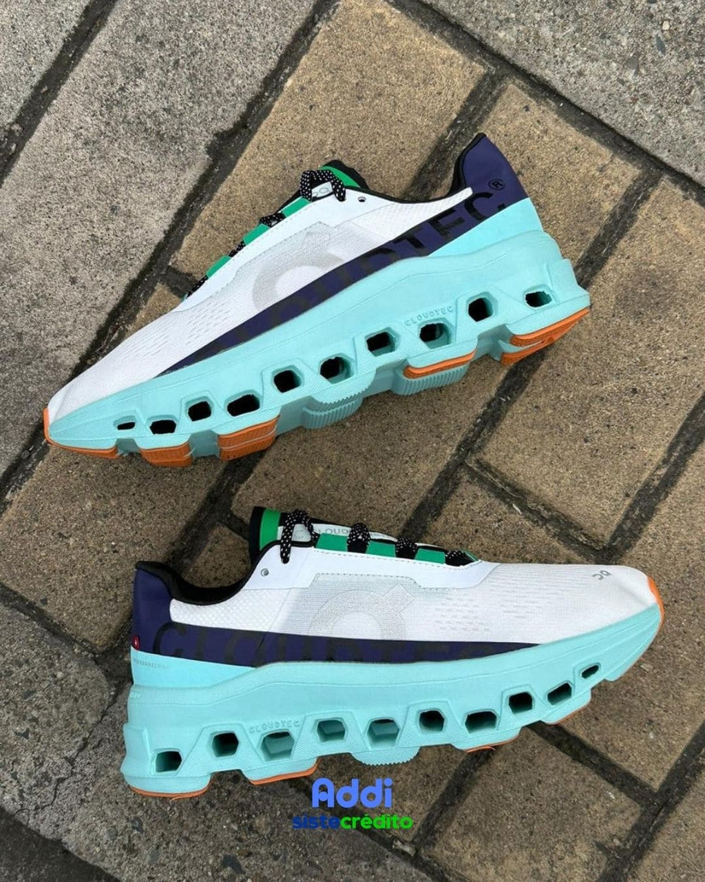 Vista frontal de On-Running Cloudmonster Green, diseño moderno y amortiguación superior.