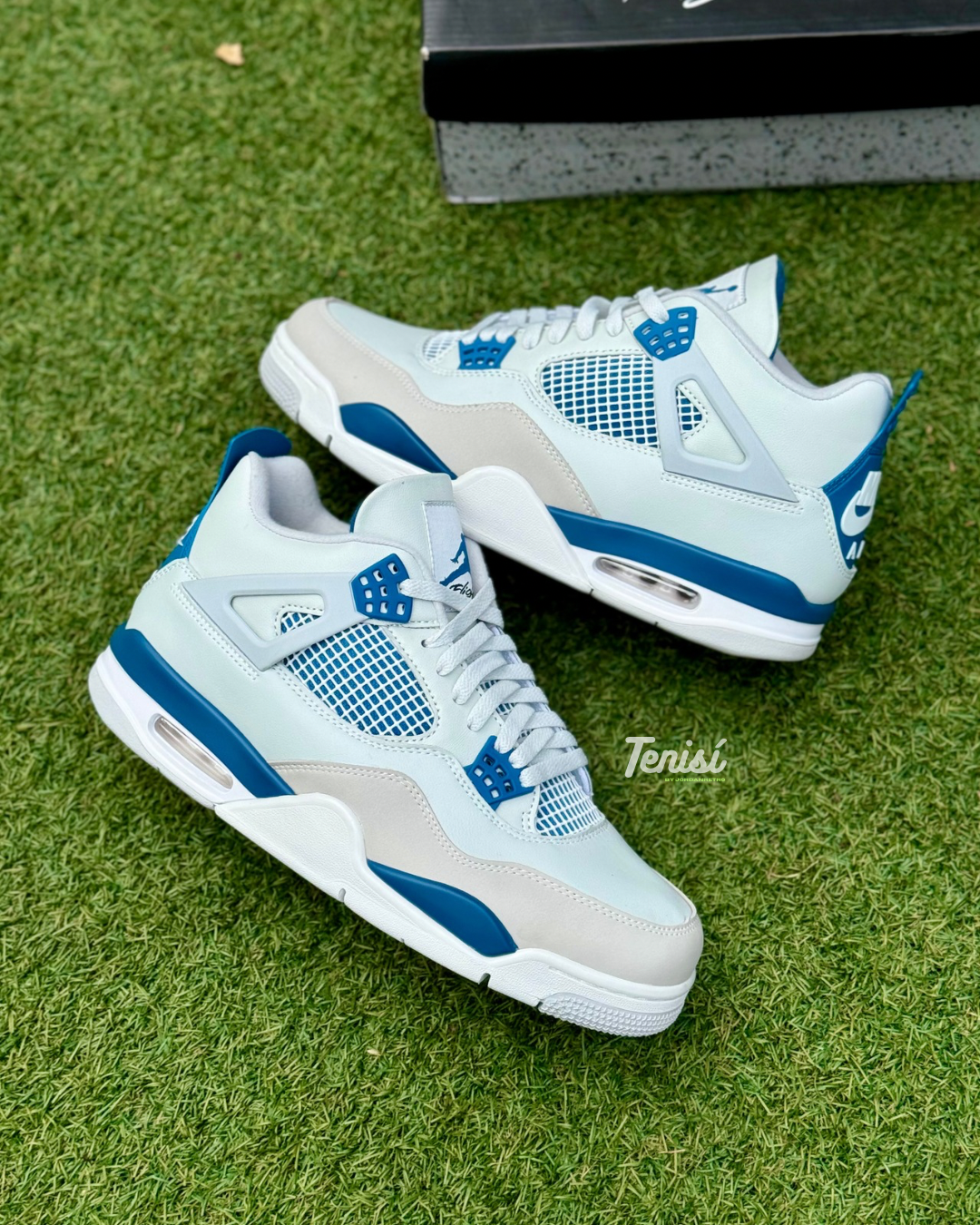 Outfit urbano con Air Jordan 4 Military Blue, tenis Nike icónicos en combinación blanca y azul.
