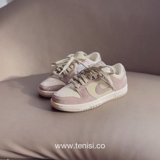 Nike Dunk Low x Tenisi Sand Drift, video en mano mostrando el par — TENISI Colombia