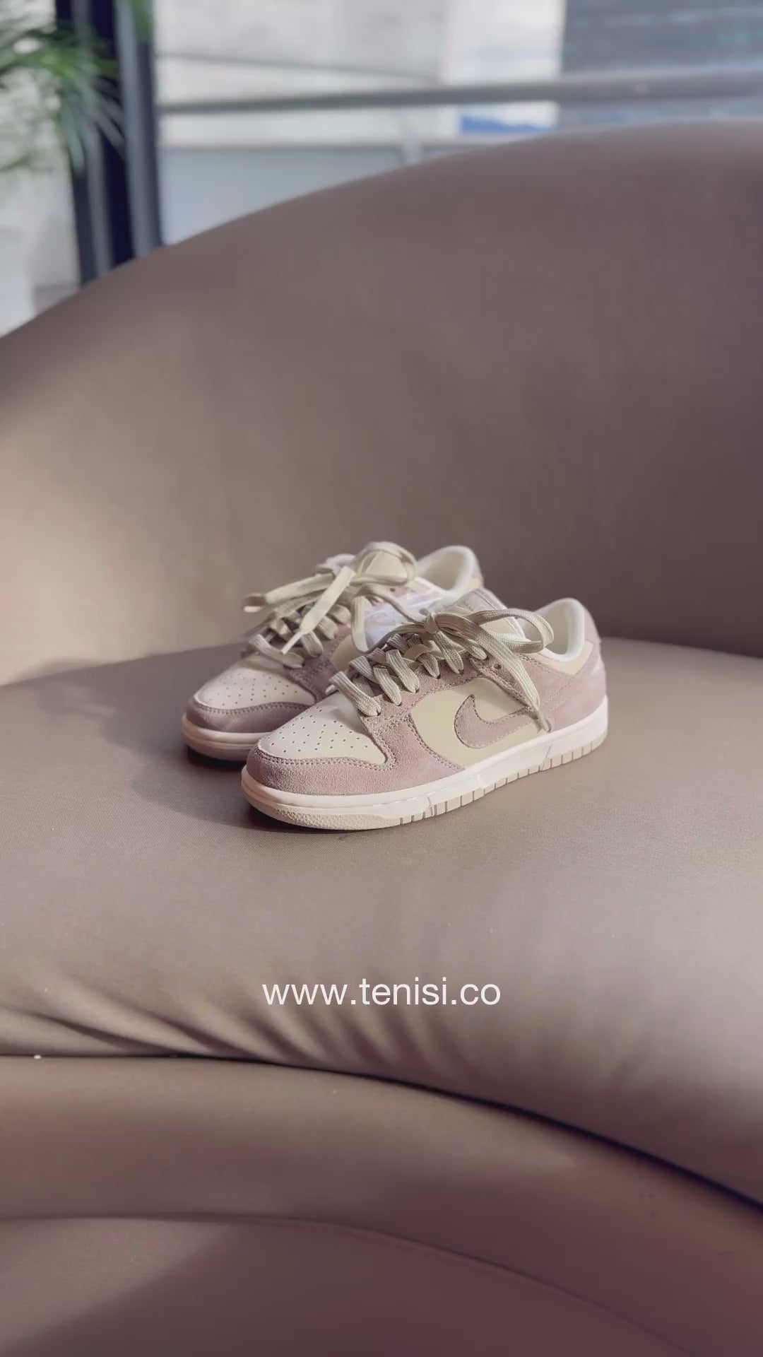 Nike Dunk Low x Tenisi Sand Drift, video en mano mostrando el par — TENISI Colombia