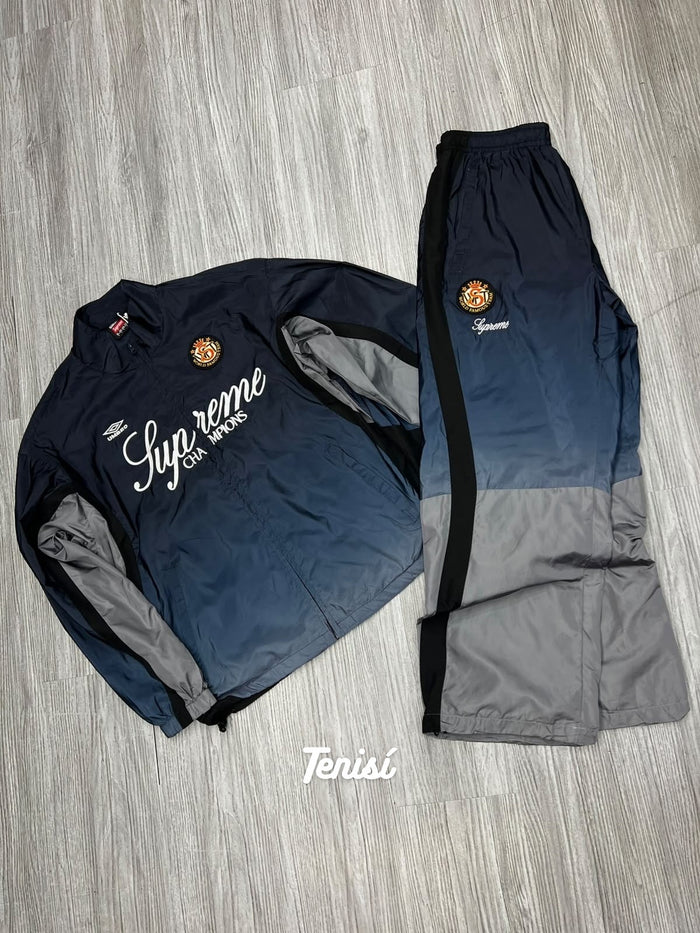 Supreme x Umbro Gradient Track Jacket y Track Pant “Azul Marino / Gris” look 1