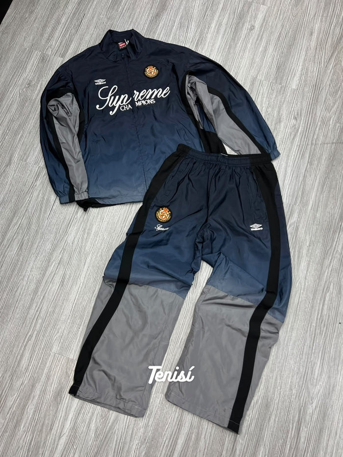 Supreme x Umbro Gradient Track Jacket y Track Pant “Azul Marino / Gris” look 4