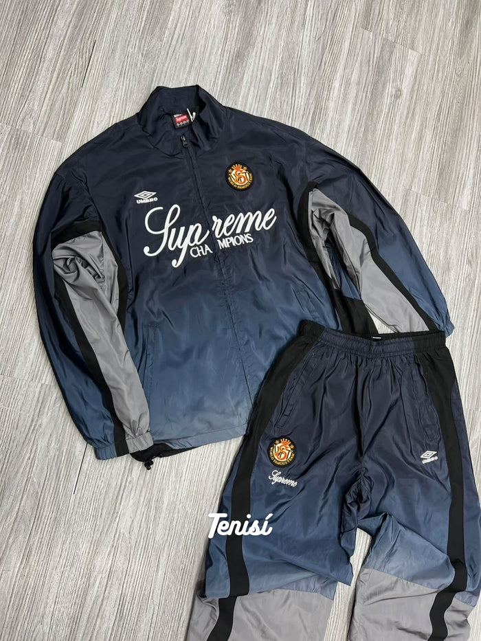 Supreme x Umbro Gradient Track Jacket y Track Pant “Azul Marino / Gris” look 5