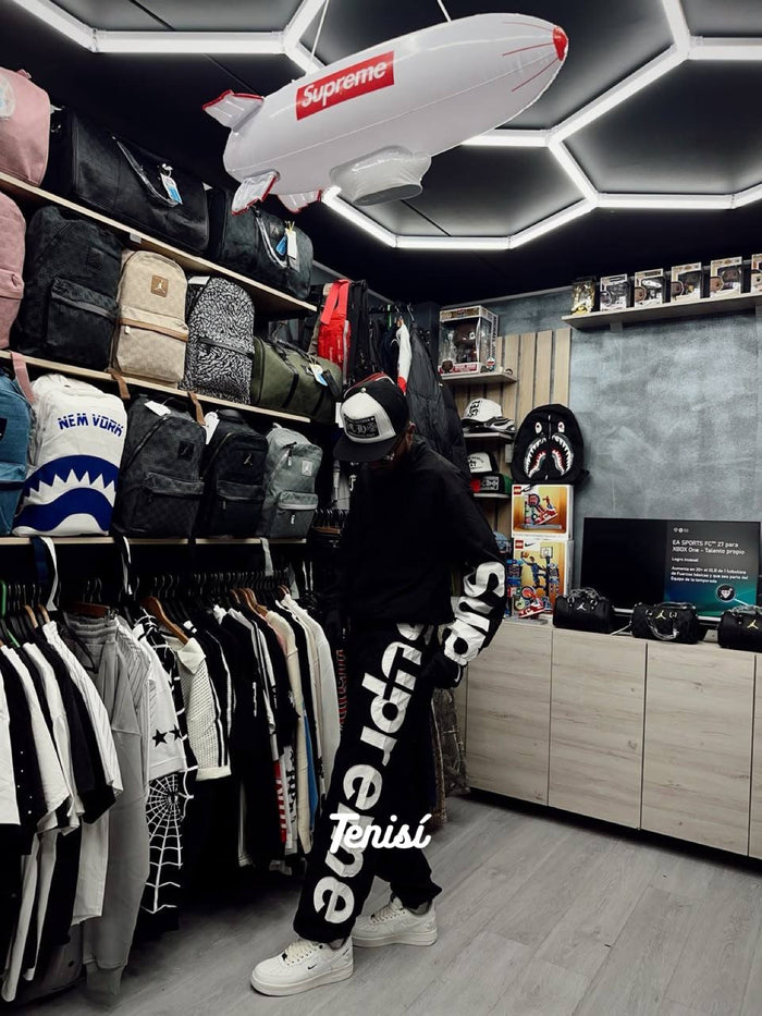 Supreme Conjunto Chaqueta y Pantalón “Negro” look 3