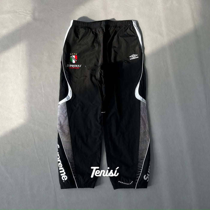 Supreme x Umbro Track Jacket y Track Pant “Negro” look 2