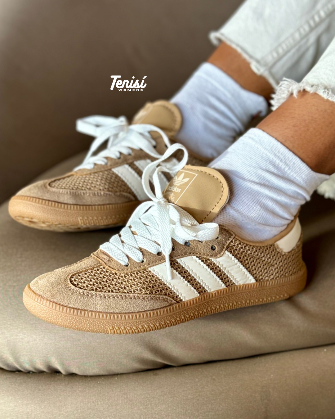 Adidas Samba color marrón desértico con suela clásica y textura textil