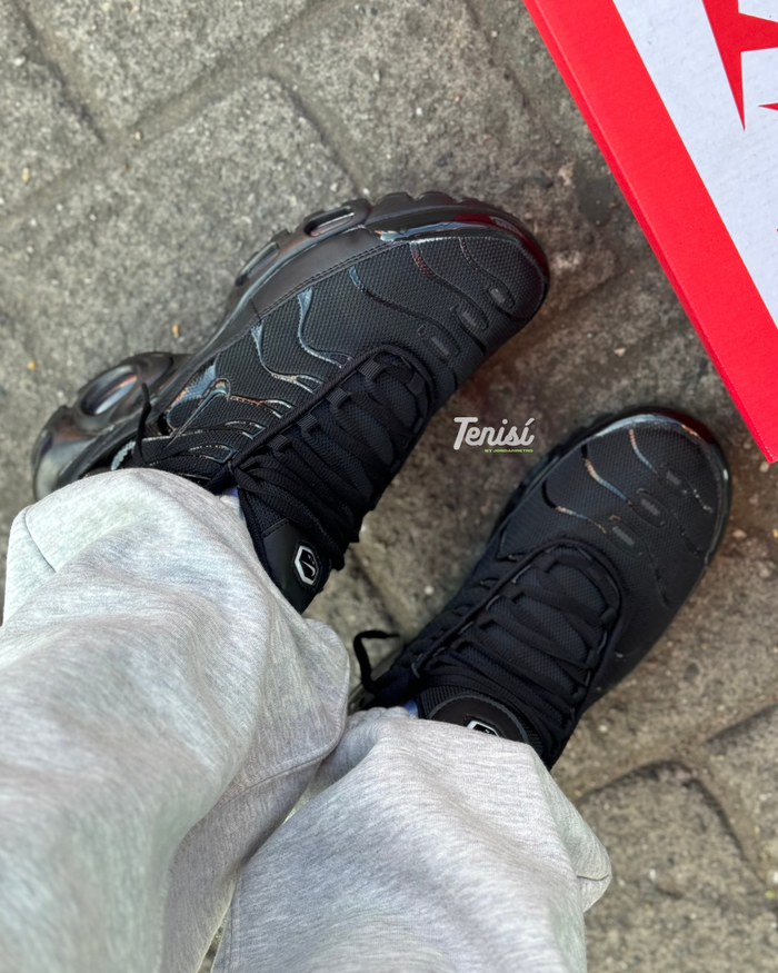 Nike Air Max TN “Triple Black” look 3
